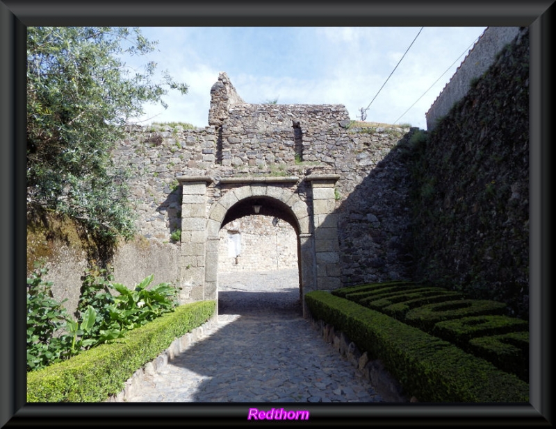 Arco de entrada al recinto del castillo