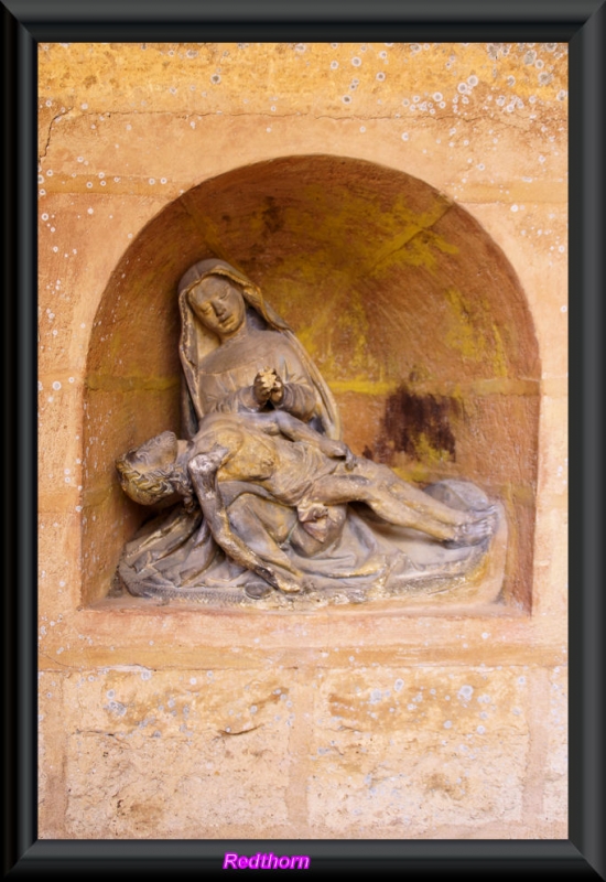 Hornacina con escultura de la Virgen sosteniendo a Cristo crucificado