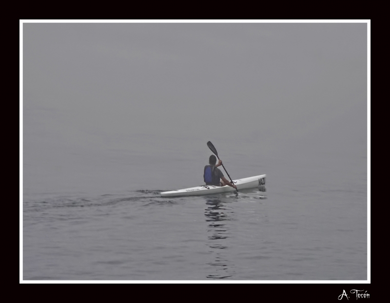 Piragua en la niebla