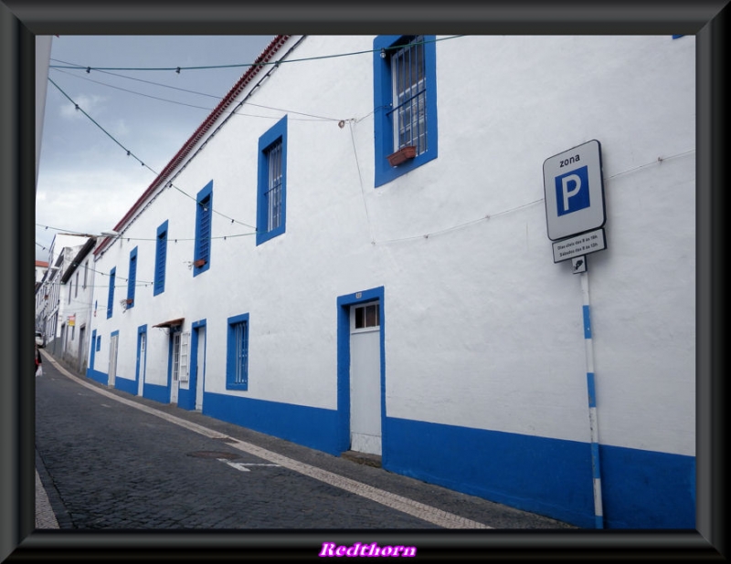 Casona en blanco y azul