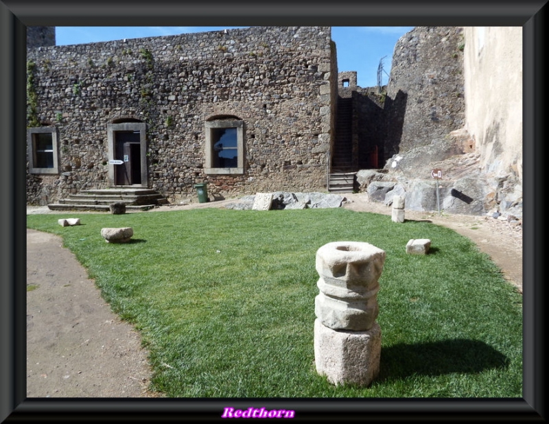 Patio de entrada al castillo de Castelo de vide