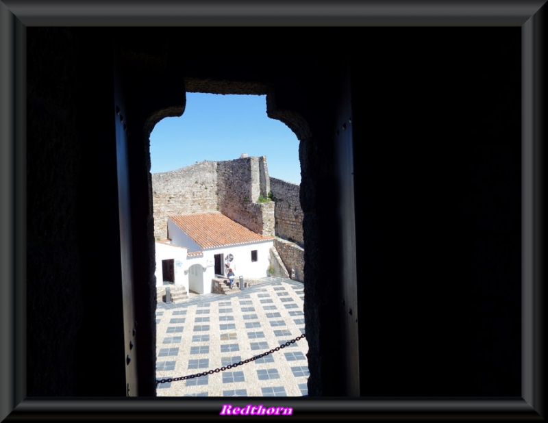 Asomado a una ventana de la torre del homenaje