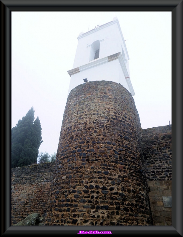 Torre de la iglesia adosada al cubo de la muralla