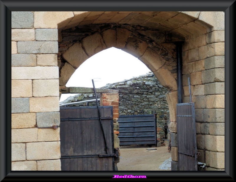Puerta entrada al recinto del castillo