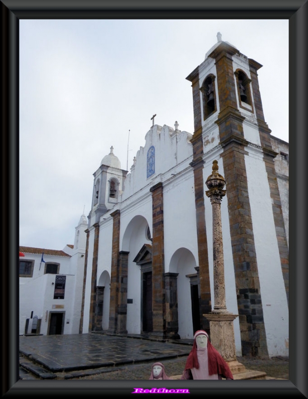 Iglesia matriz con la picota delante