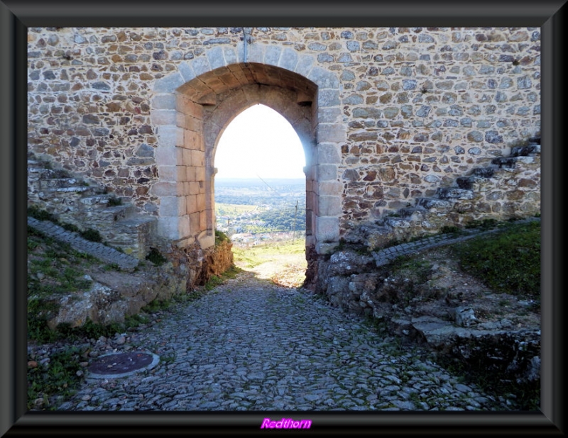 Angosta puerta de salida del recinto de Evoramonte