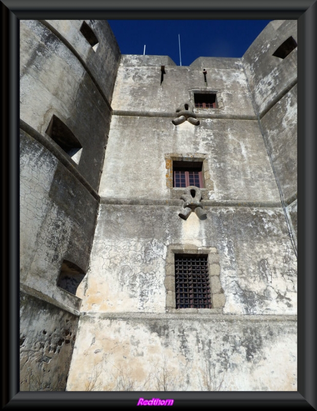 Fachada del castillo Evoramonte con el emblema de la casa de Bragana