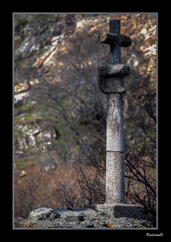 UNA CRUZ EN EL SENDERO