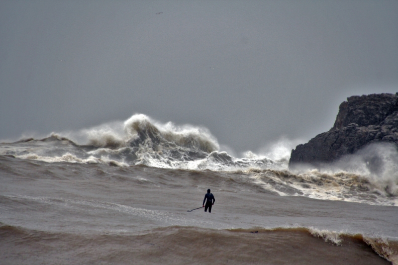 lekeitio padel surf en pleno temporal